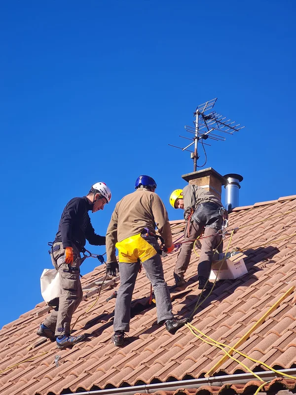Pose en équipe sur le toit d'un client, harnais et rails en place