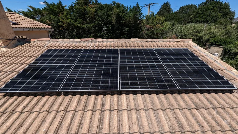 Grande toiture équipée, la piscine du jardin en contrebas