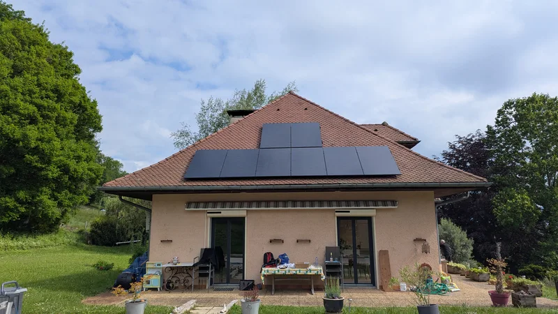 Villa avec une installation en surimposition sur tuiles