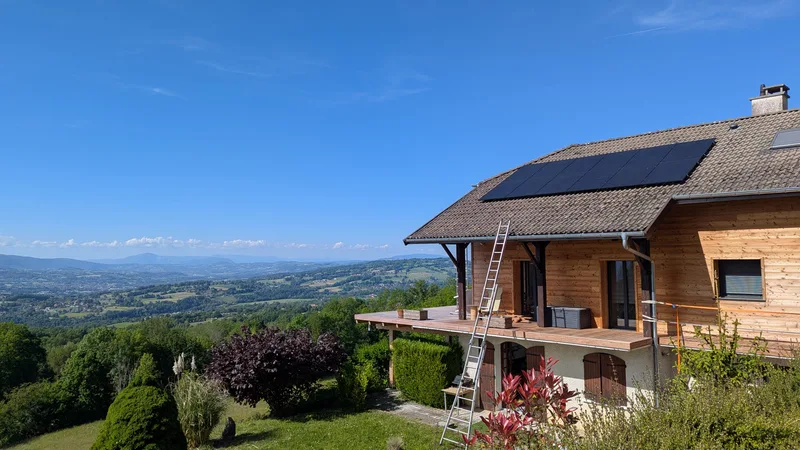 Maison sur les hauteurs, panneaux face à la vallée